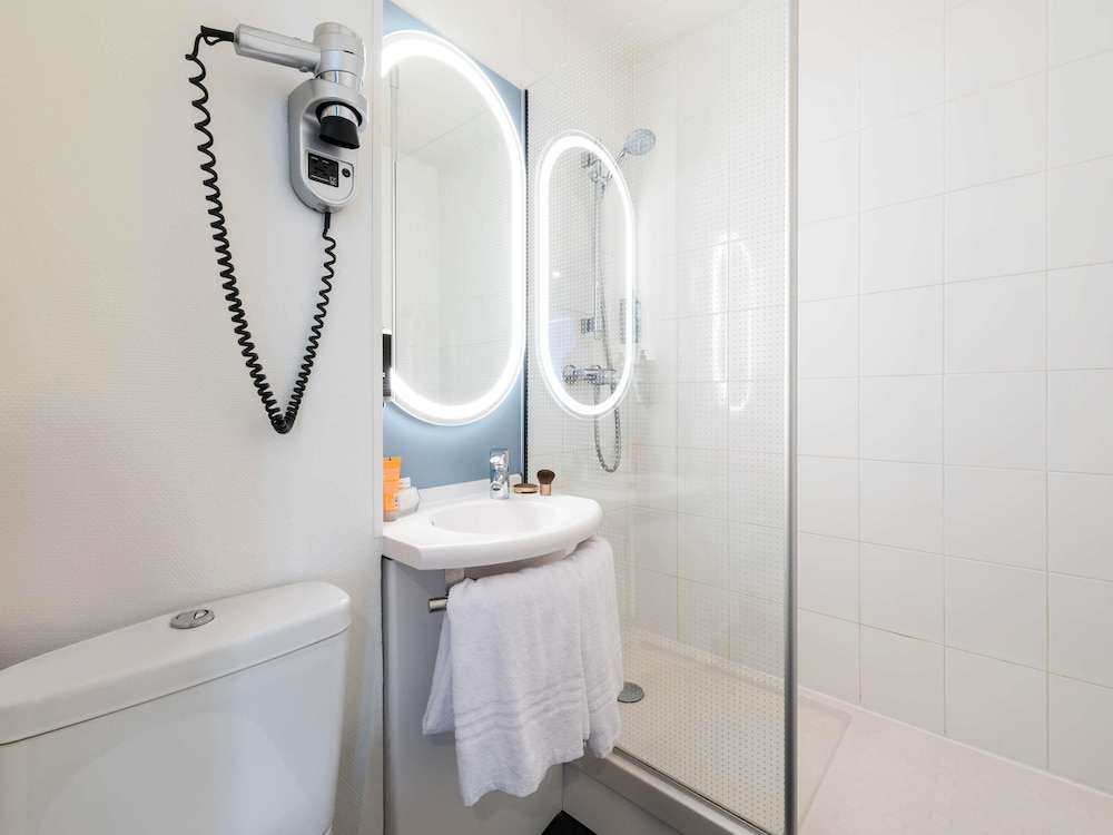 Habitación Standard con una cama doble del hotel Ibis Chalon Sur Saone Nord. Foto 12