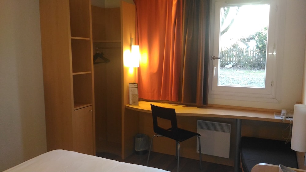 Habitación Standard con una cama doble del hotel Ibis Chalon Sur Saone Nord. Foto 13