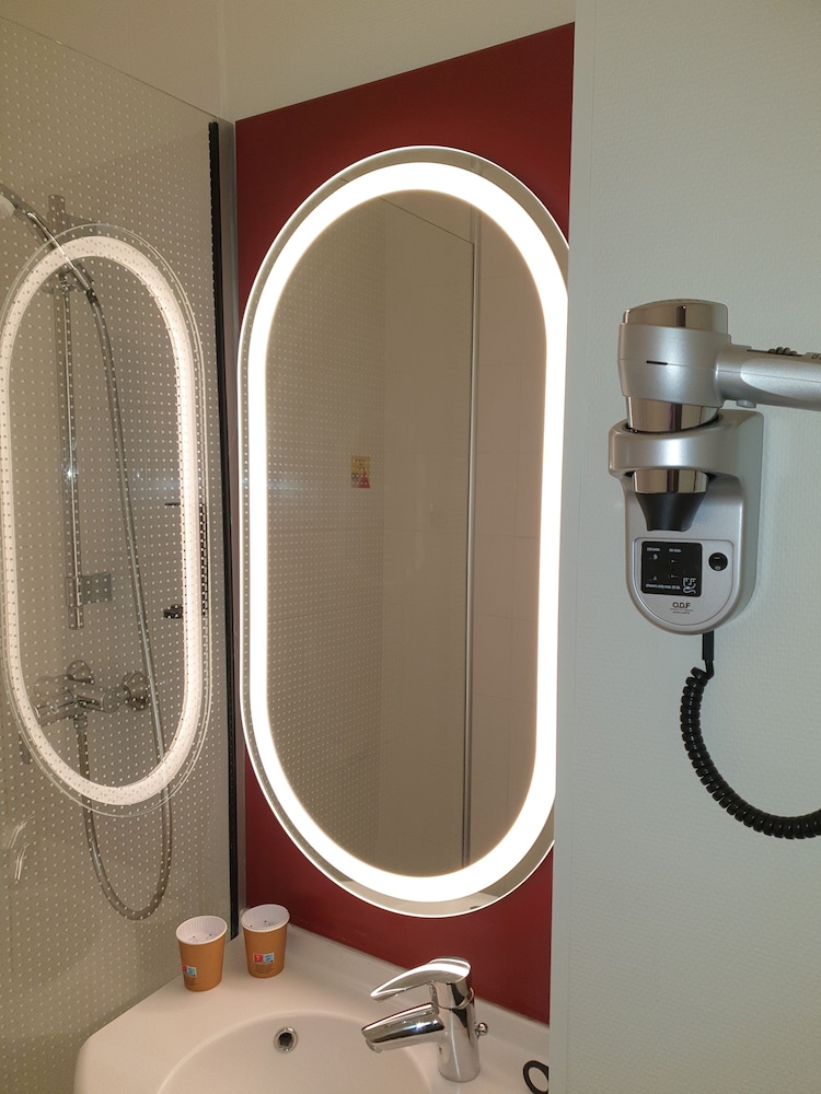 Habitación Standard con una cama doble del hotel Ibis Chalon Sur Saone Nord. Foto 15