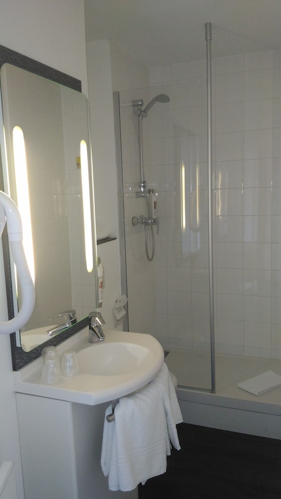 Habitación Standard con dos camas individuales del hotel Ibis Chalon Sur Saone Nord. Foto 9
