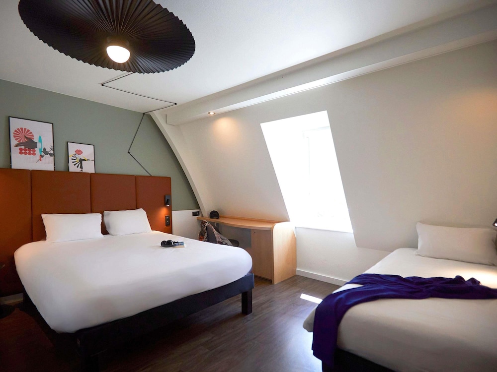 Habitación Standard con una cama doble y una cama individual del hotel Ibis Chalon Sur Saone Nord