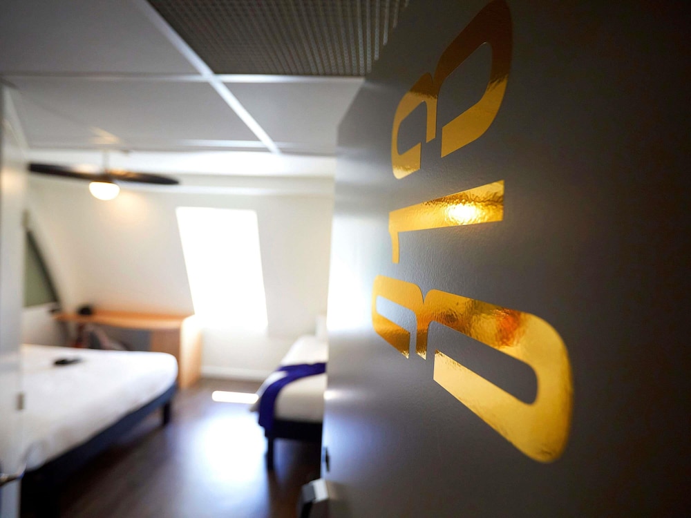 Habitación Standard con una cama doble y una cama individual del hotel Ibis Chalon Sur Saone Nord. Foto 1
