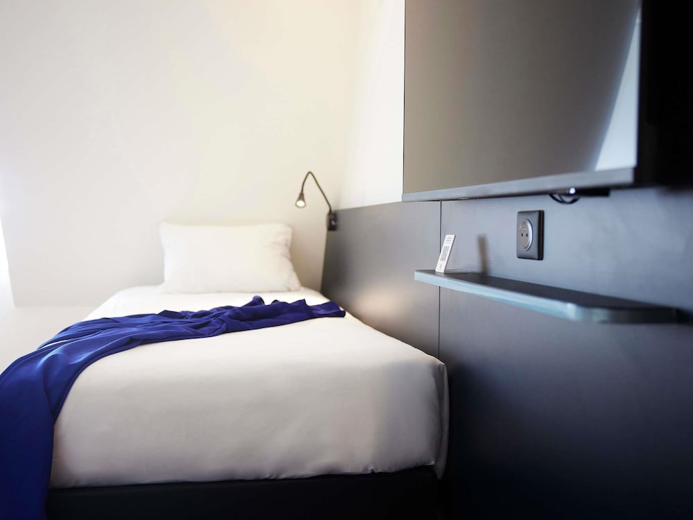 Habitación Standard con una cama doble y una cama individual del hotel Ibis Chalon Sur Saone Nord. Foto 3