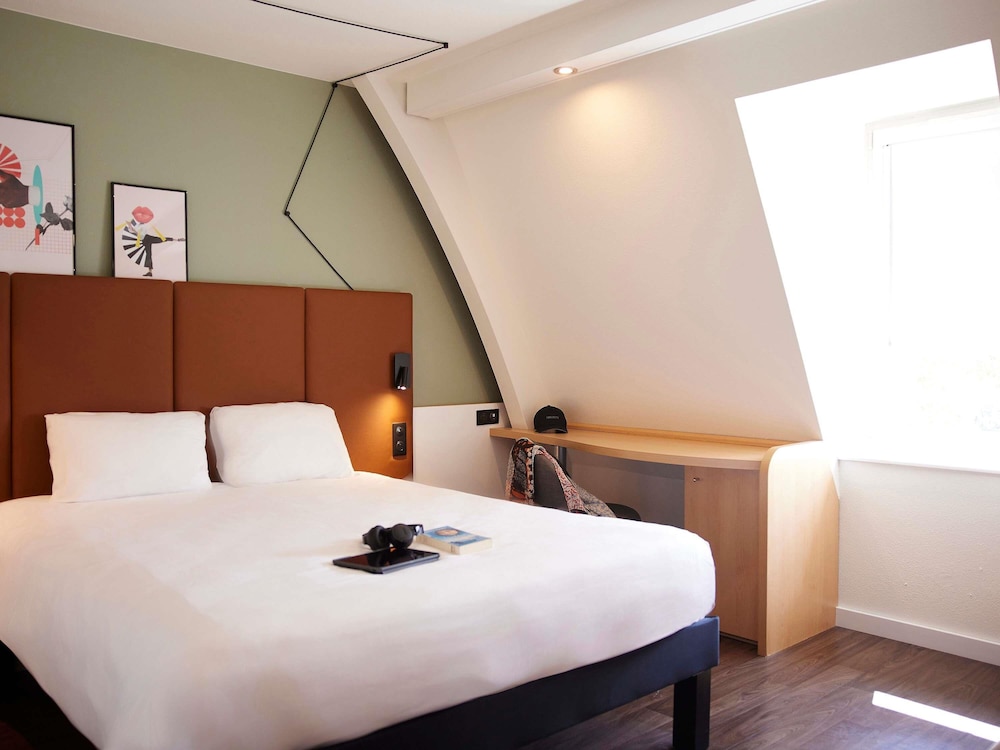 Habitación Standard con una cama doble y una cama individual del hotel Ibis Chalon Sur Saone Nord. Foto 5