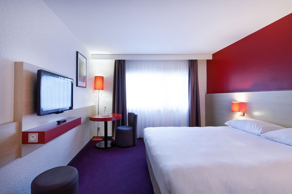 Habitación Standard con una cama doble del hotel Ibis Styles Chalon Sur Saone. Foto 1