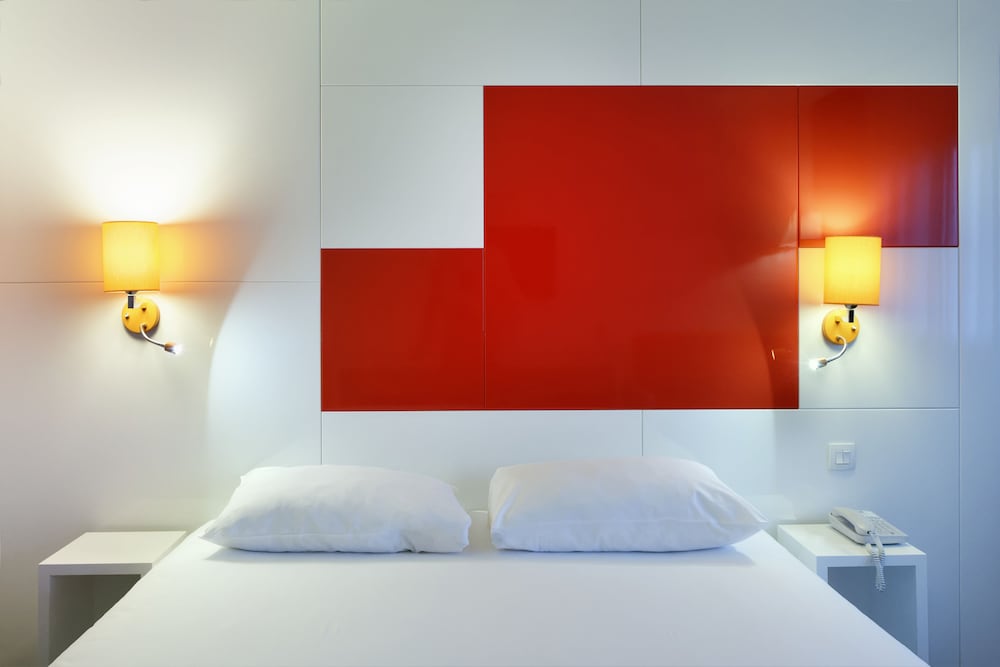 Habitación Standard con una cama doble del hotel Ibis Styles Chalon Sur Saone. Foto 5