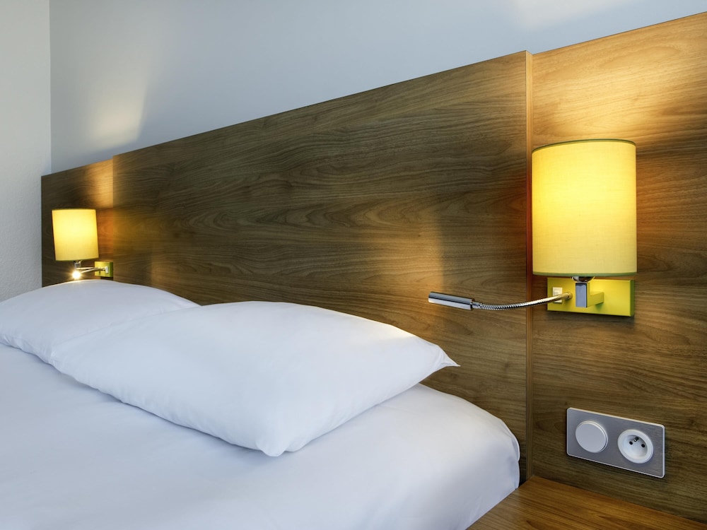 Habitación Standard con una cama doble del hotel Ibis Styles Chalon Sur Saone. Foto 6