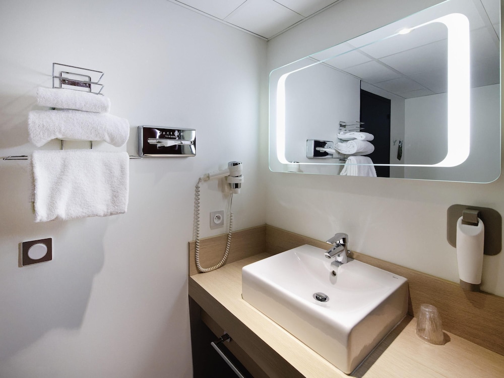Habitación Standard con una cama doble del hotel Ibis Styles Chalon Sur Saone. Foto 7