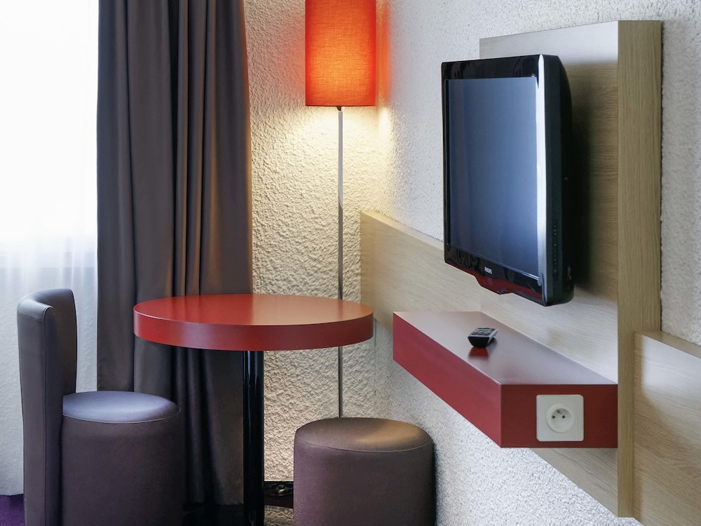 Habitación Standard con una cama doble del hotel Ibis Styles Chalon Sur Saone. Foto 8