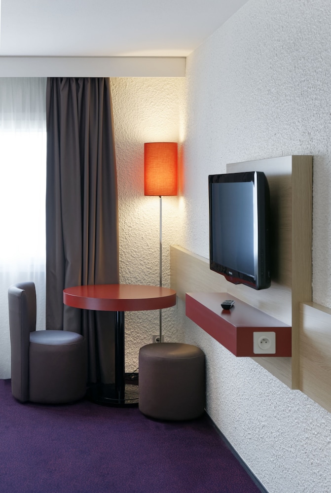 Habitación con 1 cama doble y 1 sofá cama del hotel Ibis Styles Chalon Sur Saone. Foto 1