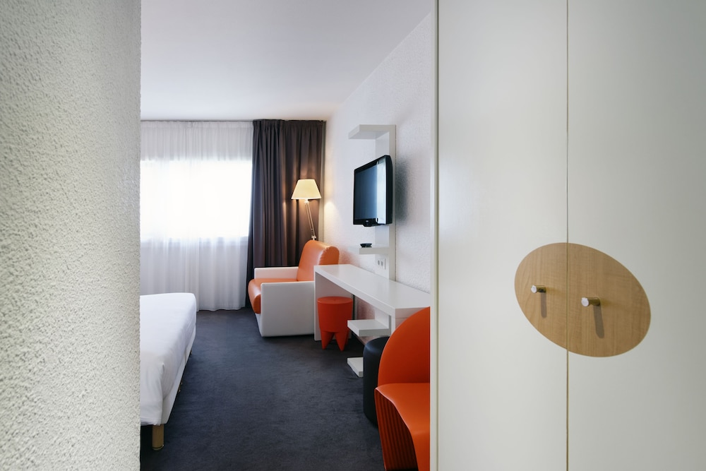 Habitación con 1 cama doble y 1 sofá cama del hotel Ibis Styles Chalon Sur Saone. Foto 3