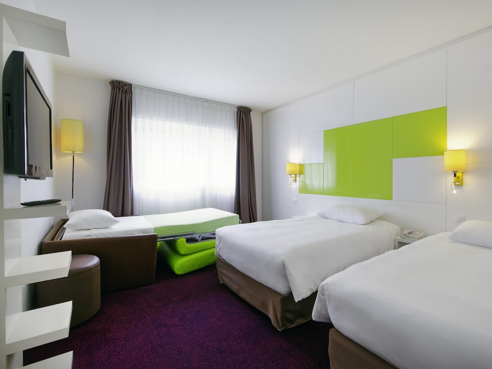 Habitación con 1 cama doble y 1 sofá cama del hotel Ibis Styles Chalon Sur Saone. Foto 4
