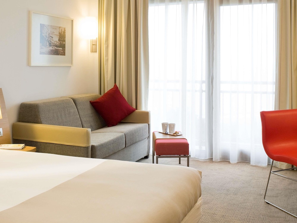 Habitación Familiar Confort con 1 cama doble y 1 sofá - cama individual del hotel Novotel Chartres. Foto 3