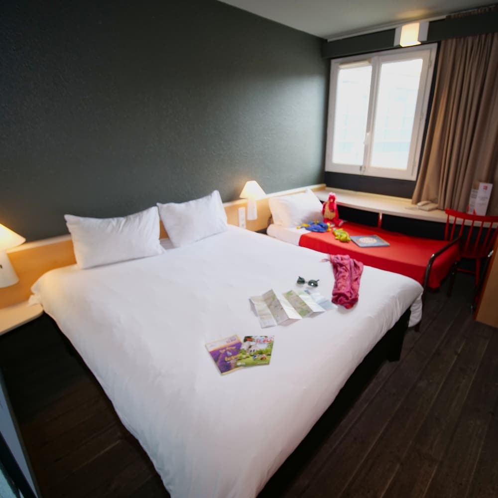 Habitación triple con una cama doble y una cama individual extra del hotel Ibis Chartres Ouest Luce. Foto 3