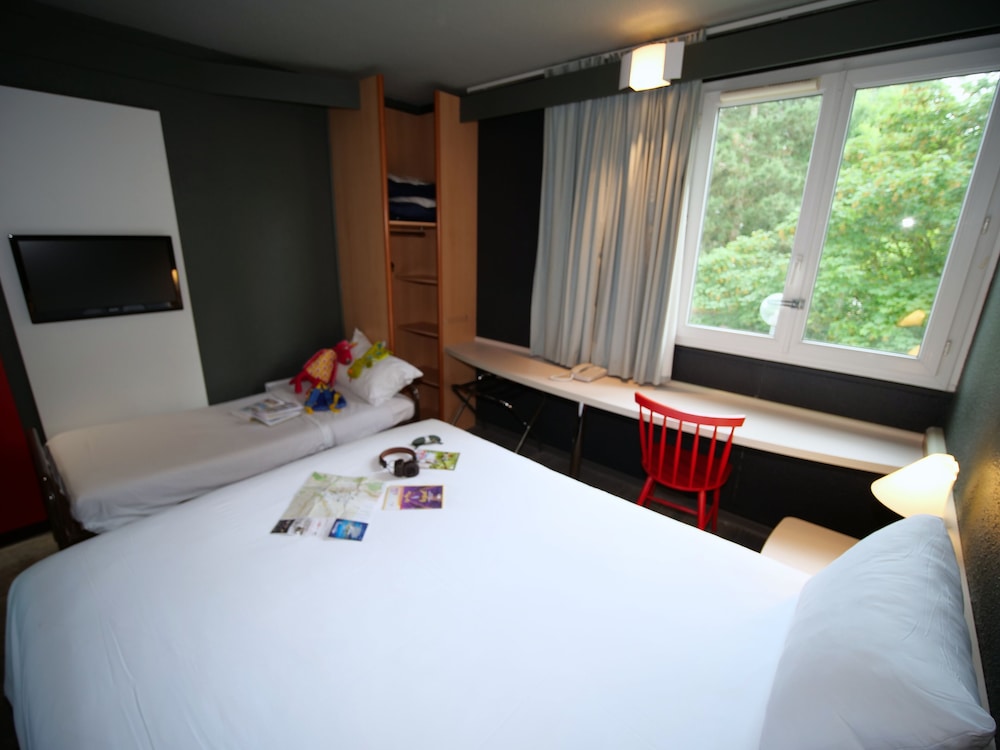 Habitación triple con una cama doble y una cama individual extra del hotel Ibis Chartres Ouest Luce. Foto 4