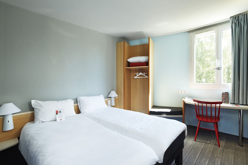Habitación estándar con dos camas individuales del hotel Ibis Chartres Ouest Luce. Foto 1