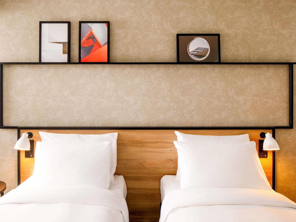 Habitación estándar con dos camas individuales del hotel Ibis Chartres Ouest Luce. Foto 4