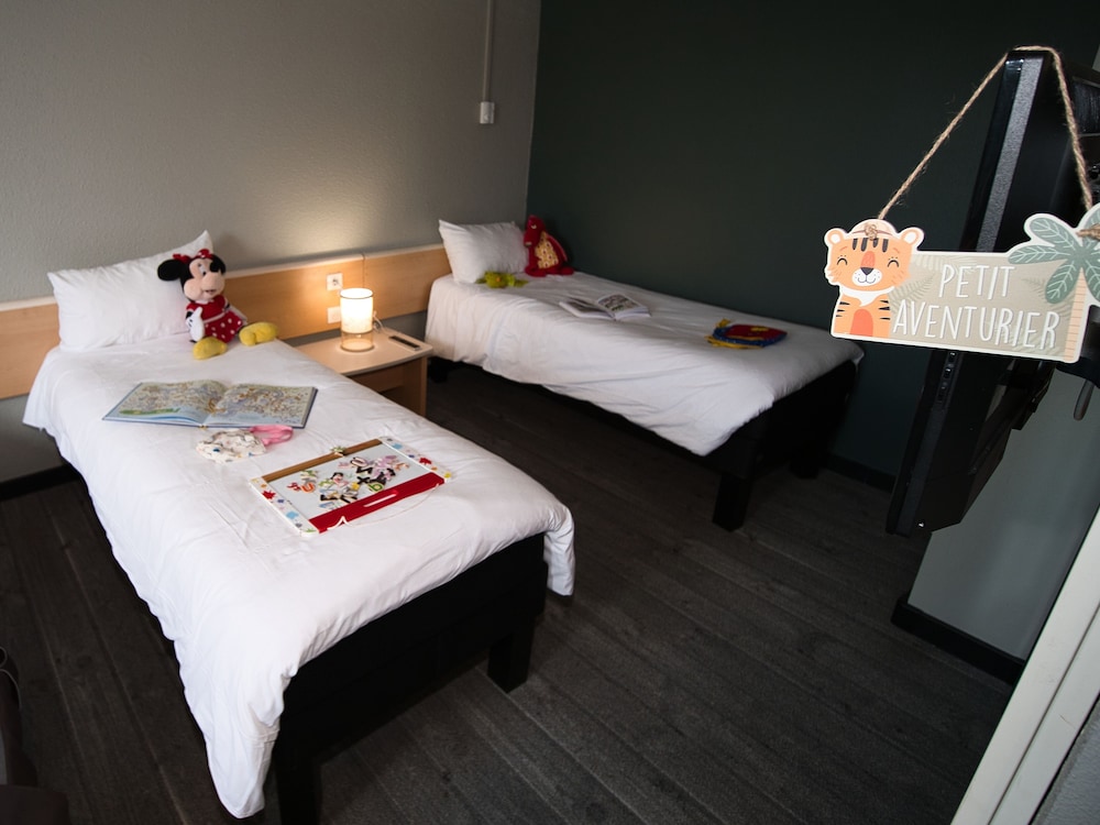 Habitación estándar con dos camas individuales del hotel Ibis Chartres Ouest Luce. Foto 5