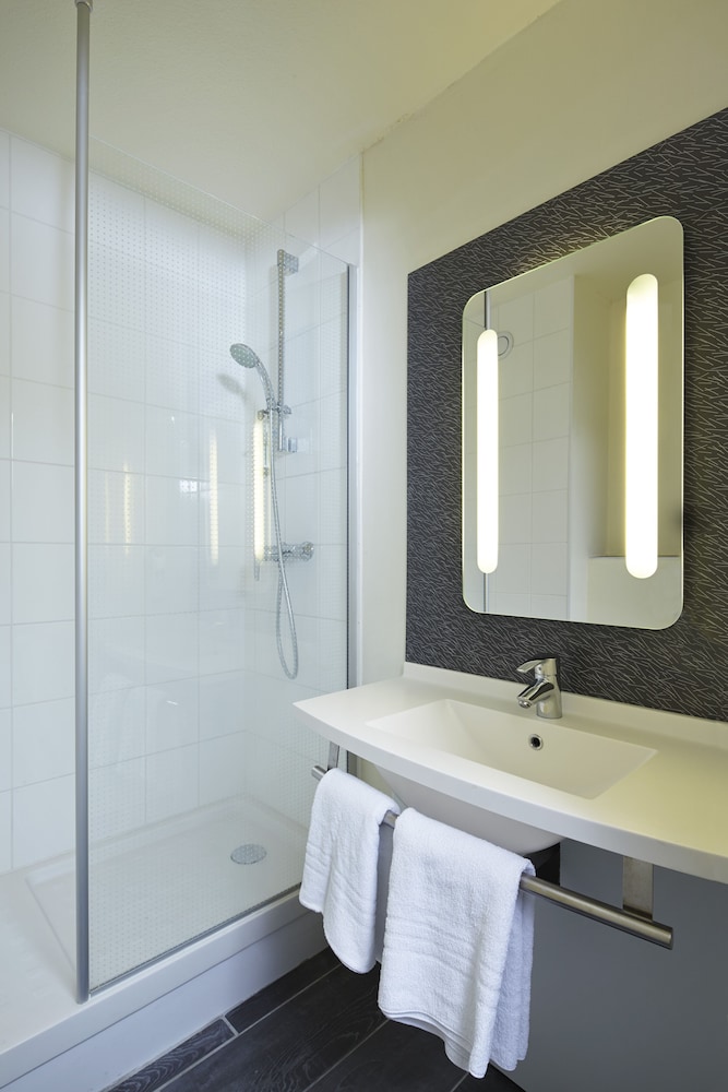 Habitación estándar con dos camas individuales del hotel Ibis Chartres Ouest Luce. Foto 6