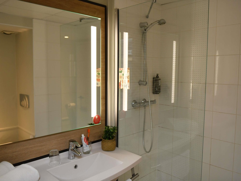 Habitación estándar con 1 cama doble y 1 cama individual del hotel Ibis Chateauroux. Foto 3
