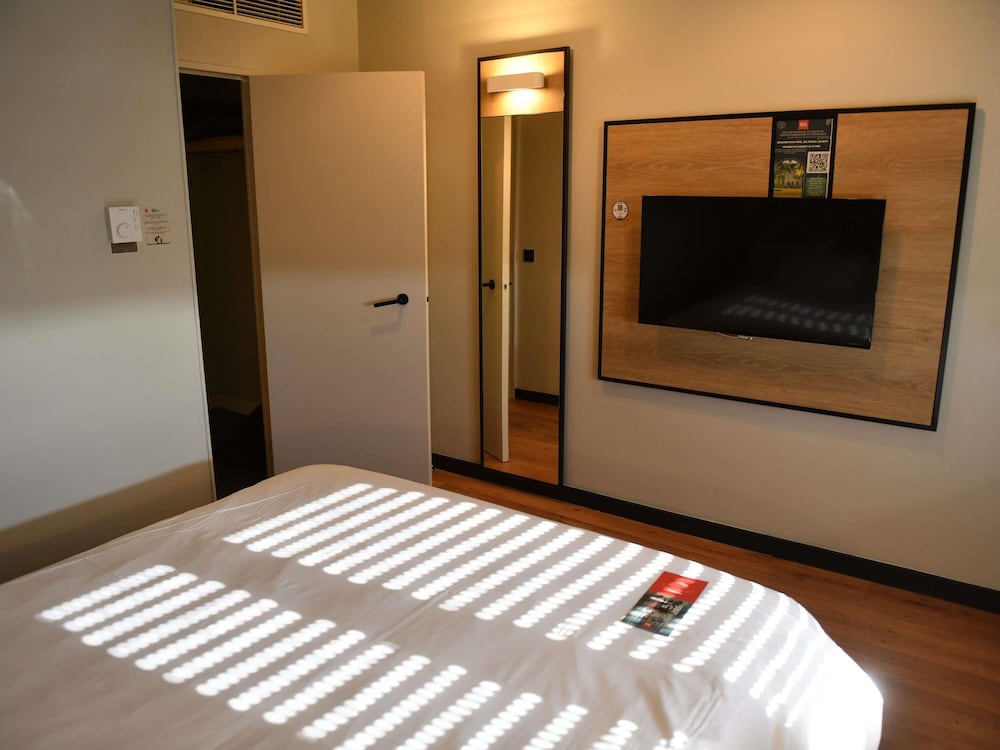 Habitación accesible con 1 cama doble del hotel Ibis Chateauroux. Foto 9