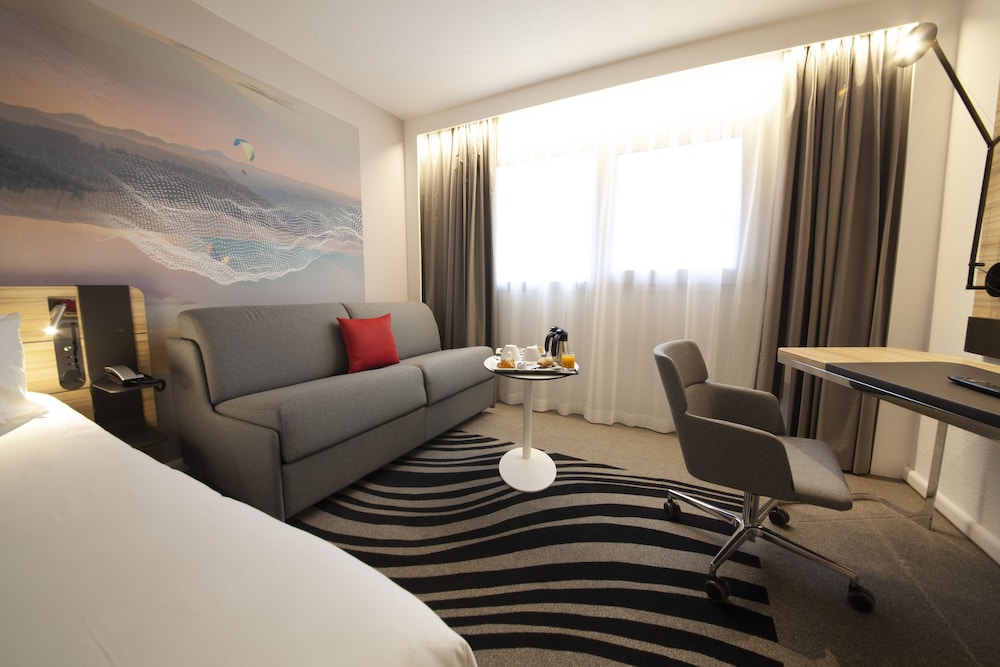 Habitación Superior con cama doble y sofá convertible en cama doble del hotel Novotel Clermont-Ferrand. Foto 6