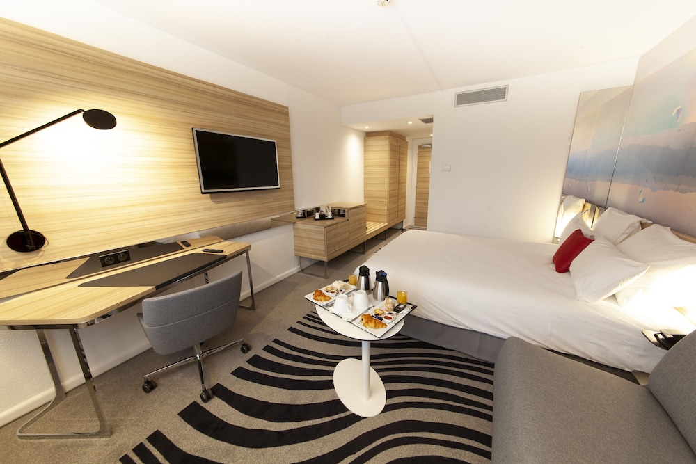 Habitación Superior con cama doble y sofá convertible en cama doble del hotel Novotel Clermont-Ferrand. Foto 8