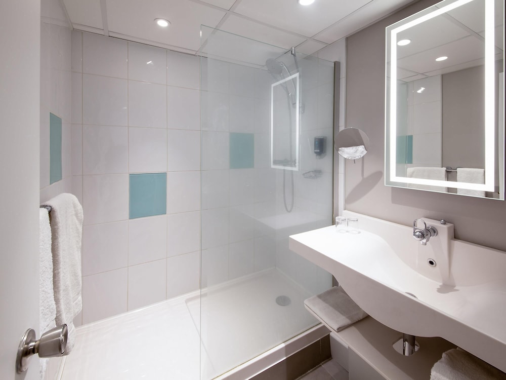 Habitación Superior con cama doble y sofá convertible en cama doble del hotel Novotel Clermont-Ferrand. Foto 12
