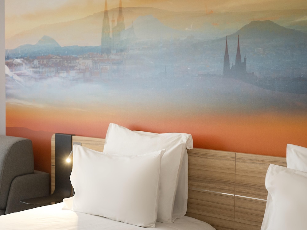 Habitación Superior con cama doble y sofá convertible en cama doble del hotel Novotel Clermont-Ferrand. Foto 13