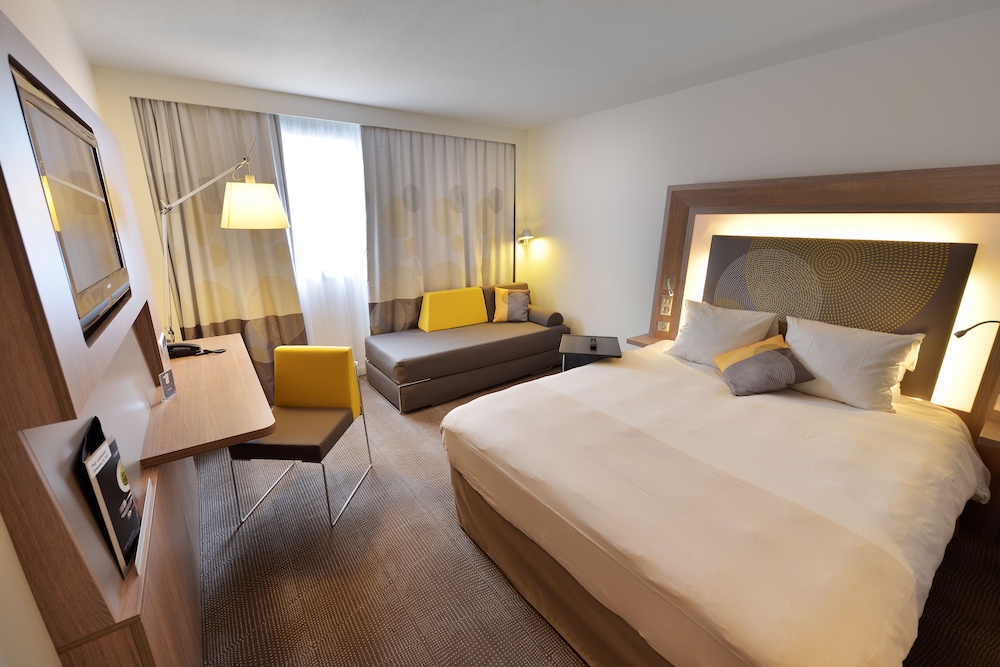 Habitación Clásica con 1 cama doble y 2 camas extraíbles del hotel Novotel Clermont-Ferrand. Foto 1
