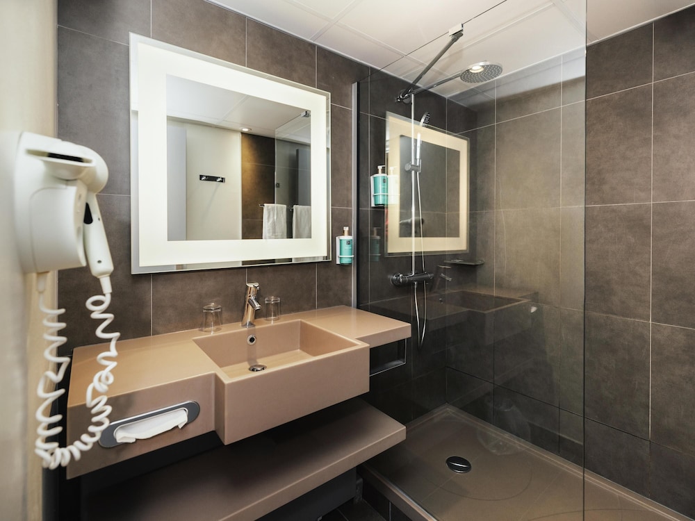 Habitación Clásica con 1 cama doble y 2 camas extraíbles del hotel Novotel Clermont-Ferrand. Foto 7