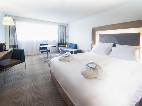 Habitación Ejecutiva con 1 cama doble y 1 sofá cama doble del hotel Novotel Clermont-Ferrand. Foto 2