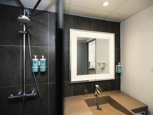 Habitación Ejecutiva con 1 cama doble y 1 sofá cama doble del hotel Novotel Clermont-Ferrand. Foto 3