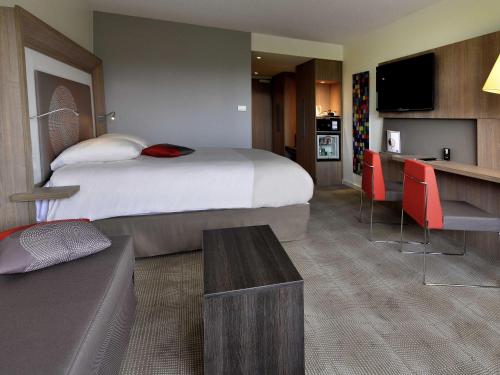 Habitación Ejecutiva con 1 cama doble y 1 sofá cama doble del hotel Novotel Clermont-Ferrand. Foto 4