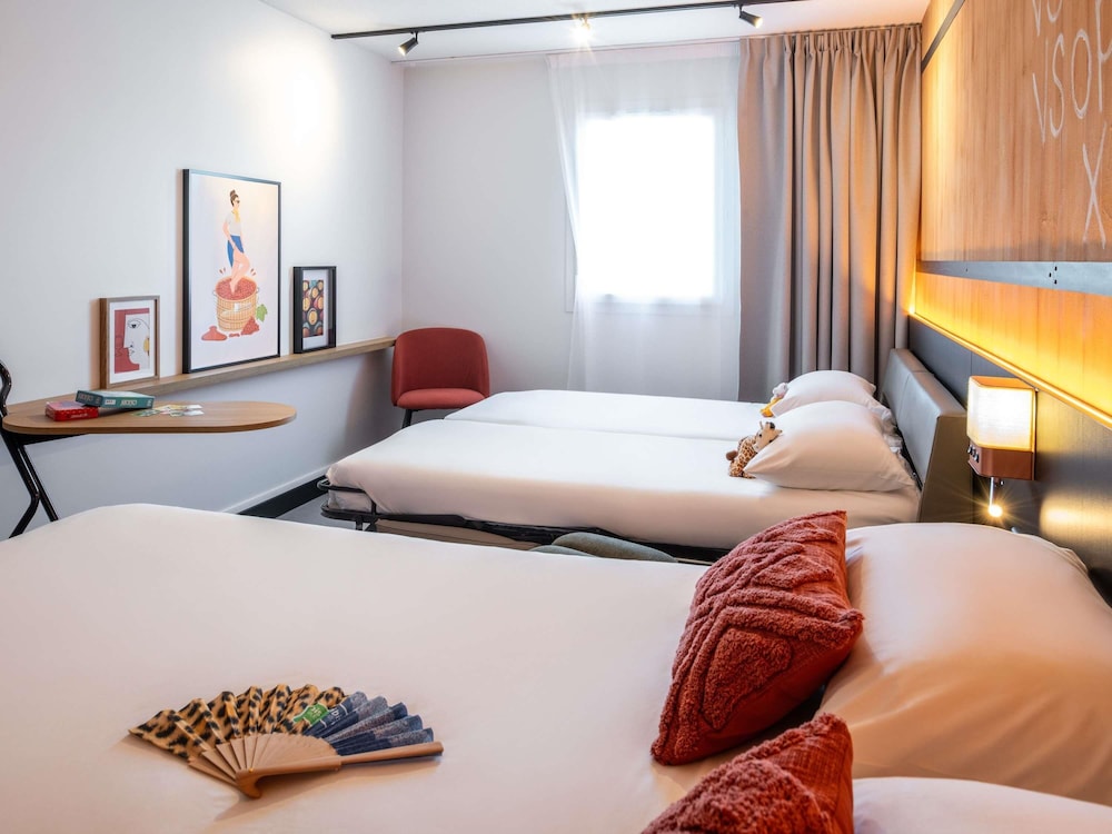 Habitación familiar con una cama doble y un sofá del hotel Ibis Styles Cognac. Foto 3