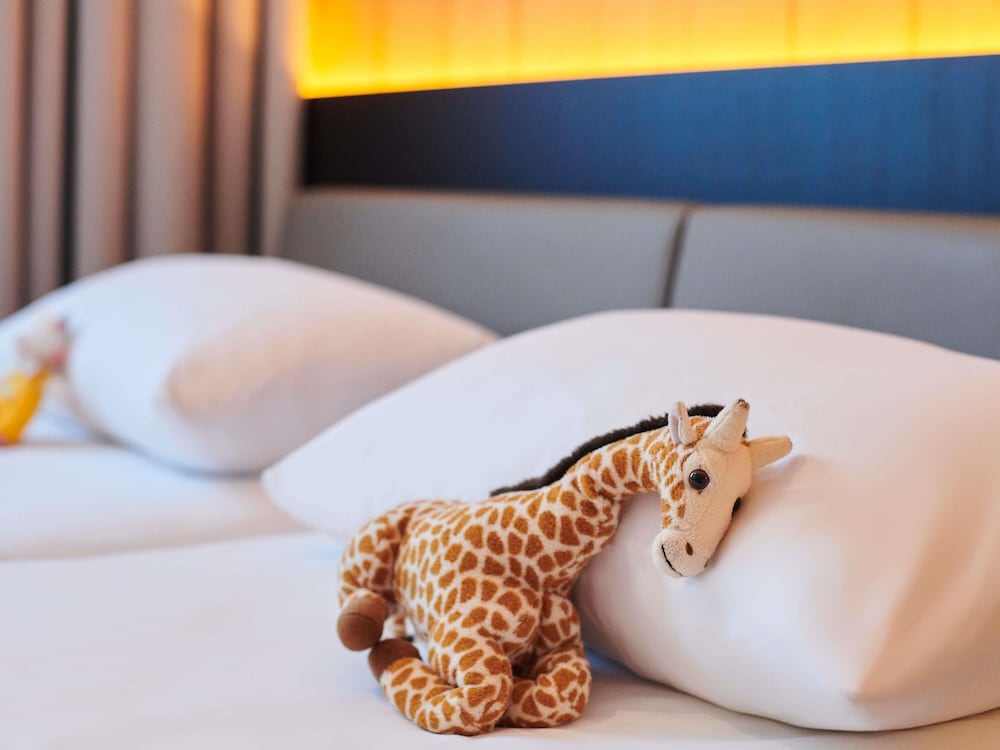 Habitación familiar con una cama doble y un sofá del hotel Ibis Styles Cognac. Foto 4