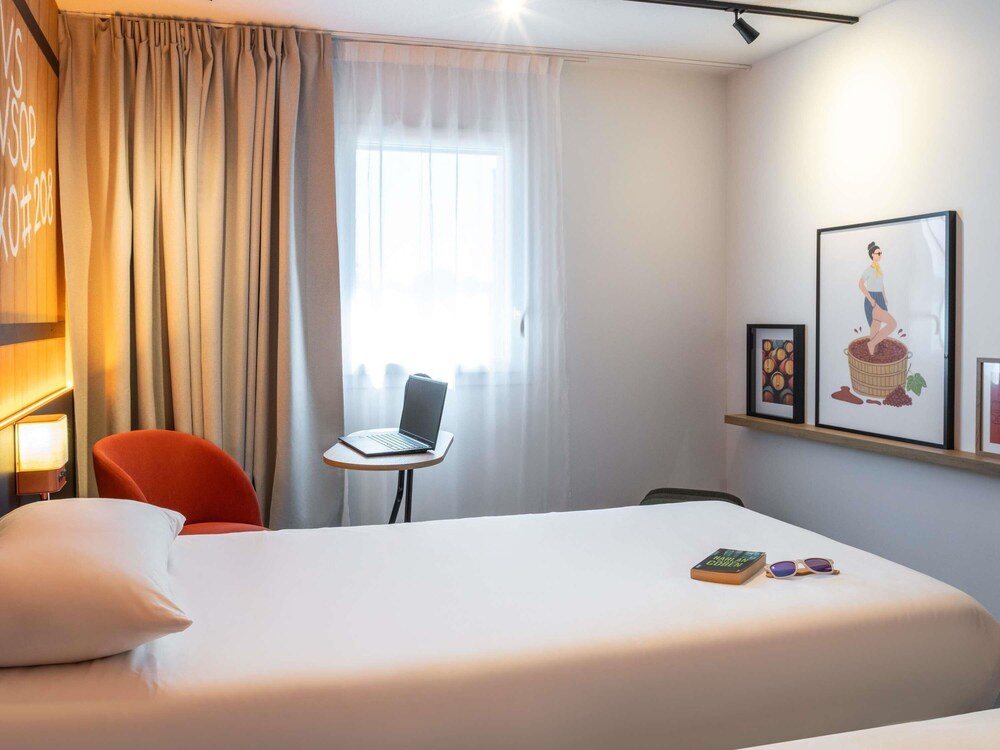Habitación estándar con 2 camas individuales del hotel Ibis Styles Cognac. Foto 6