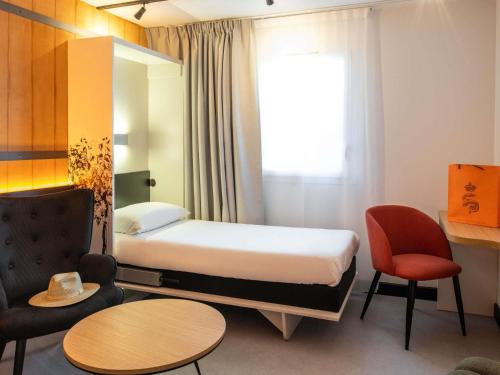 Habitación triple de 269 pies cuadrados (25 m²) con 3 camas individuales del hotel Ibis Styles Cognac. Foto 3