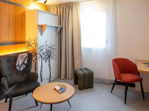 Habitación triple de 269 pies cuadrados (25 m²) con 3 camas individuales del hotel Ibis Styles Cognac. Foto 4