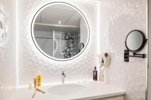 Habitación triple de 269 pies cuadrados (25 m²) con 3 camas individuales del hotel Ibis Styles Cognac. Foto 8