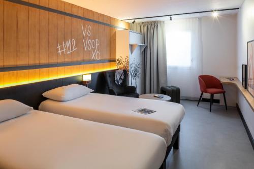 Habitación triple de 269 pies cuadrados (25 m²) con 3 camas individuales del hotel Ibis Styles Cognac. Foto 11