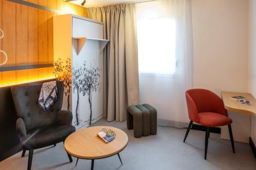 Habitación triple de 269 pies cuadrados (25 m²) con 3 camas individuales del hotel Ibis Styles Cognac. Foto 12
