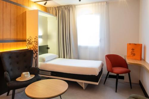 Habitación triple de 269 pies cuadrados (25 m²) con 3 camas individuales del hotel Ibis Styles Cognac. Foto 13