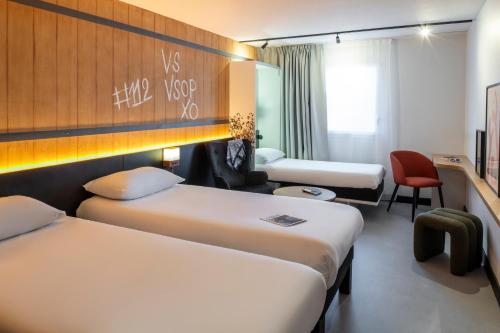 Habitación triple de 269 pies cuadrados (25 m²) con 3 camas individuales del hotel Ibis Styles Cognac. Foto 14