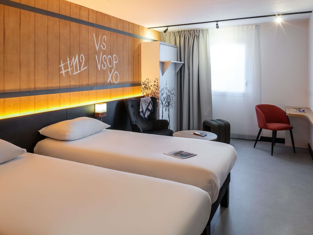 HABITACIÓN SUPERIOR COMUNICANTE PARA 2 A 6 PERSONAS del hotel Ibis Styles Cognac. Foto 8