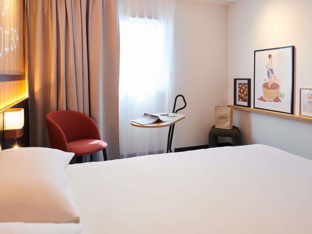 Habitación Estándar con 1 cama doble del hotel Ibis Styles Cognac. Foto 2