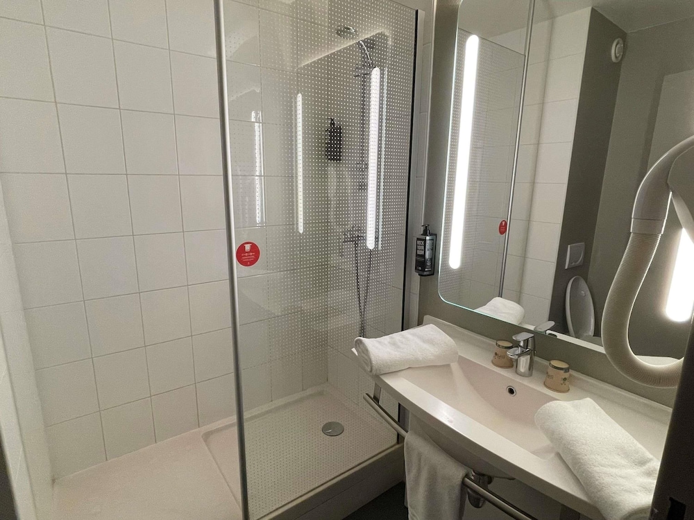 Habitacion Standard con 1 cama doble del hotel Ibis Compiègne. Foto 1