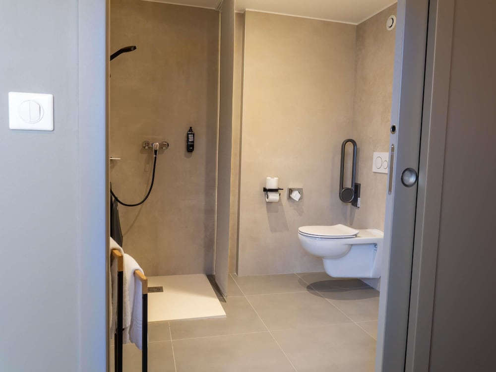 Habitación doble para personas con necesidades especiales del hotel Ibis Compiègne. Foto 2