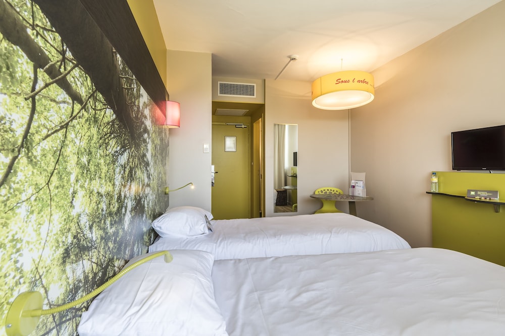 Habitación estándar con dos camas individuales del hotel ibis Styles Dax Centre. Foto 1