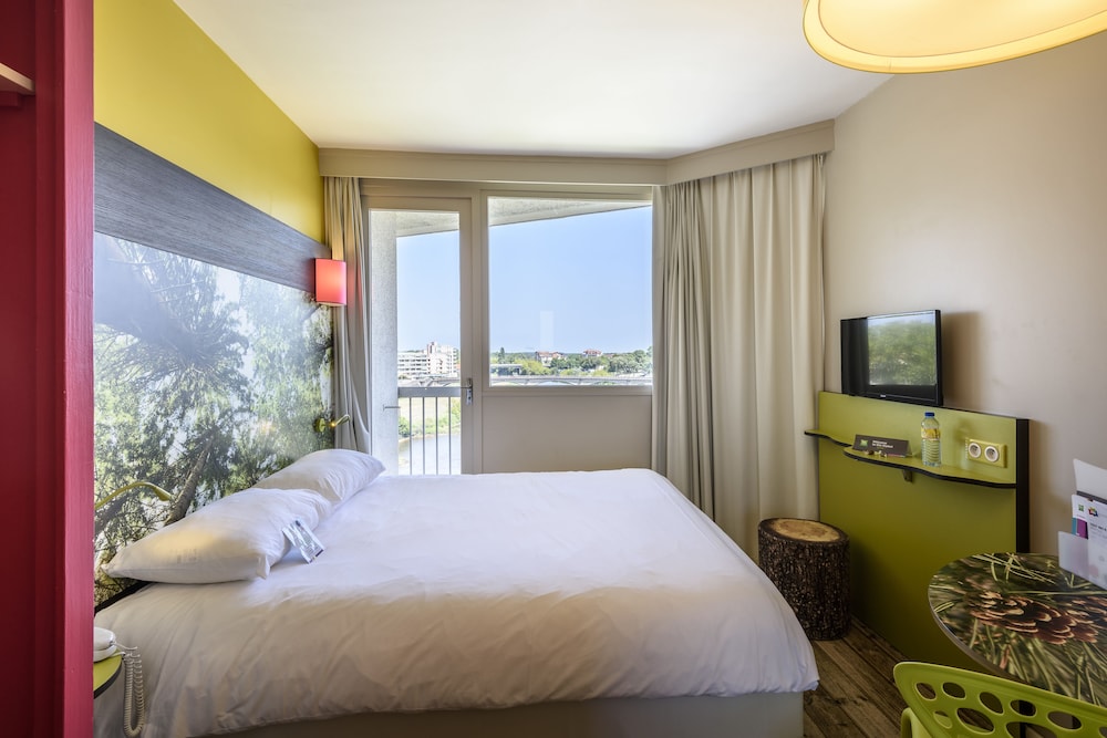 Habitación estándar con dos camas individuales del hotel ibis Styles Dax Centre. Foto 2